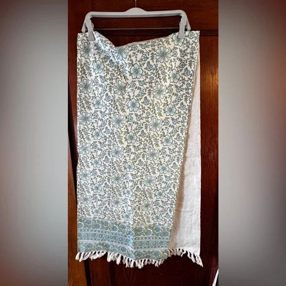 Nicole Miller Boho Table Runner✨ - Picture 3 of 10